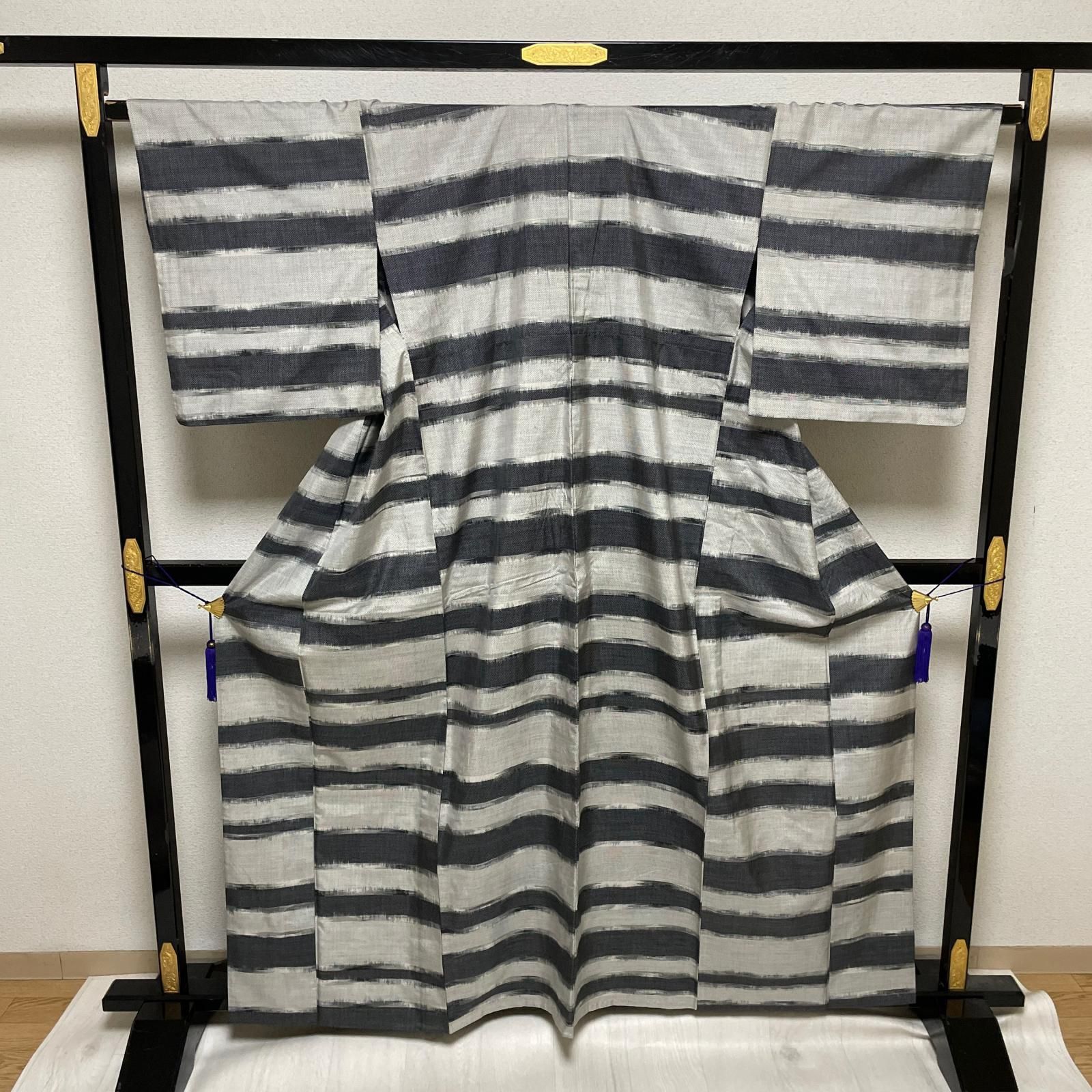 着物リメイク　しつけ付き本場縞大島紬訪問着　作家物正絹から作務衣 股下81cm 本場大島紬 裄66 単衣仕立て モノトーンの横縞 着物 正絹 X-5964