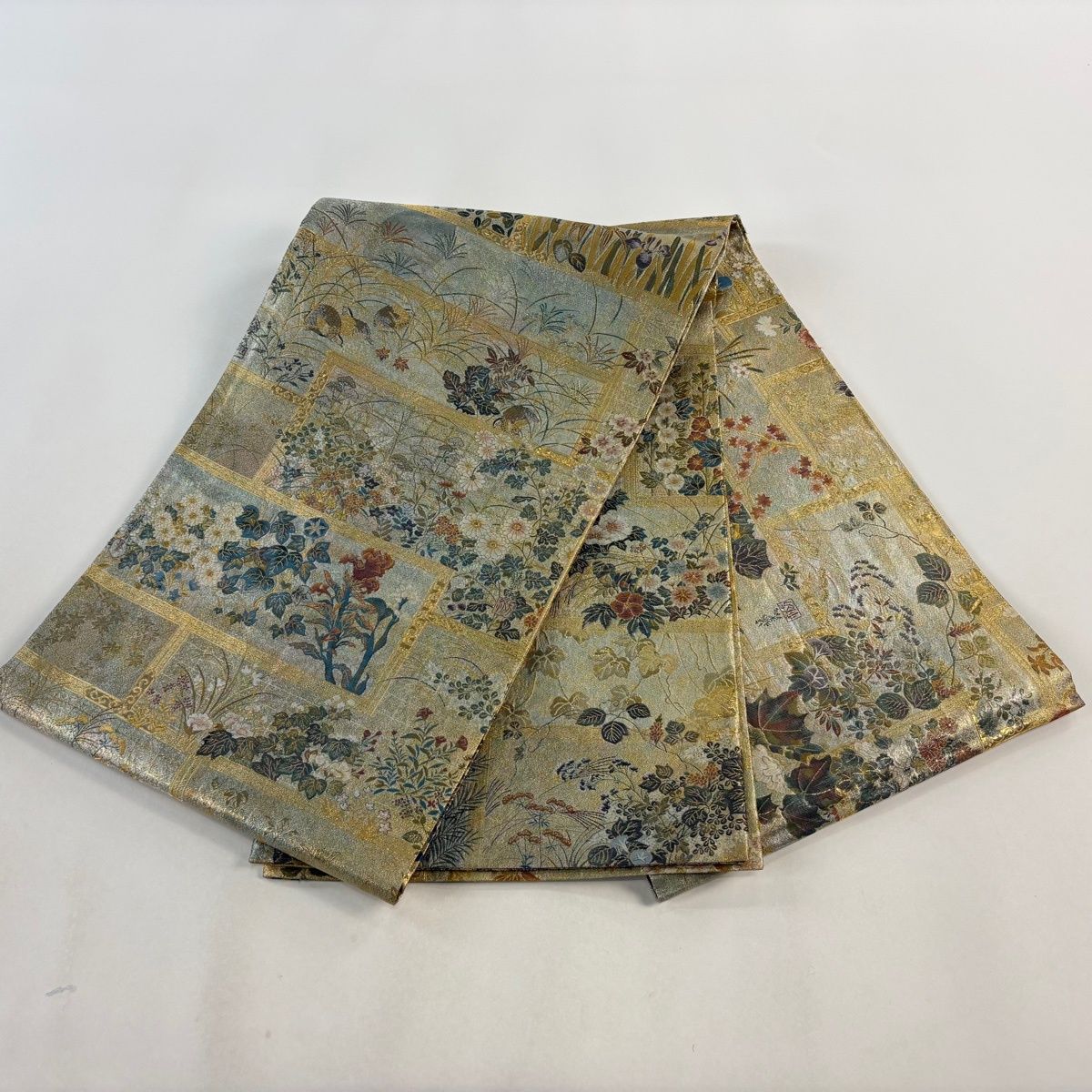 丸帯 逸品 琳派大全集 俵屋宗達 尾形光琳 酒井抱一 草花 鳥 箔 金色 お太鼓柄 正絹 【中古】 丸帯 逸品 琳派大全集 俵屋宗達 尾形光琳 酒井抱一 草花 鳥 箔 金色 お太鼓柄 正絹 【中古】