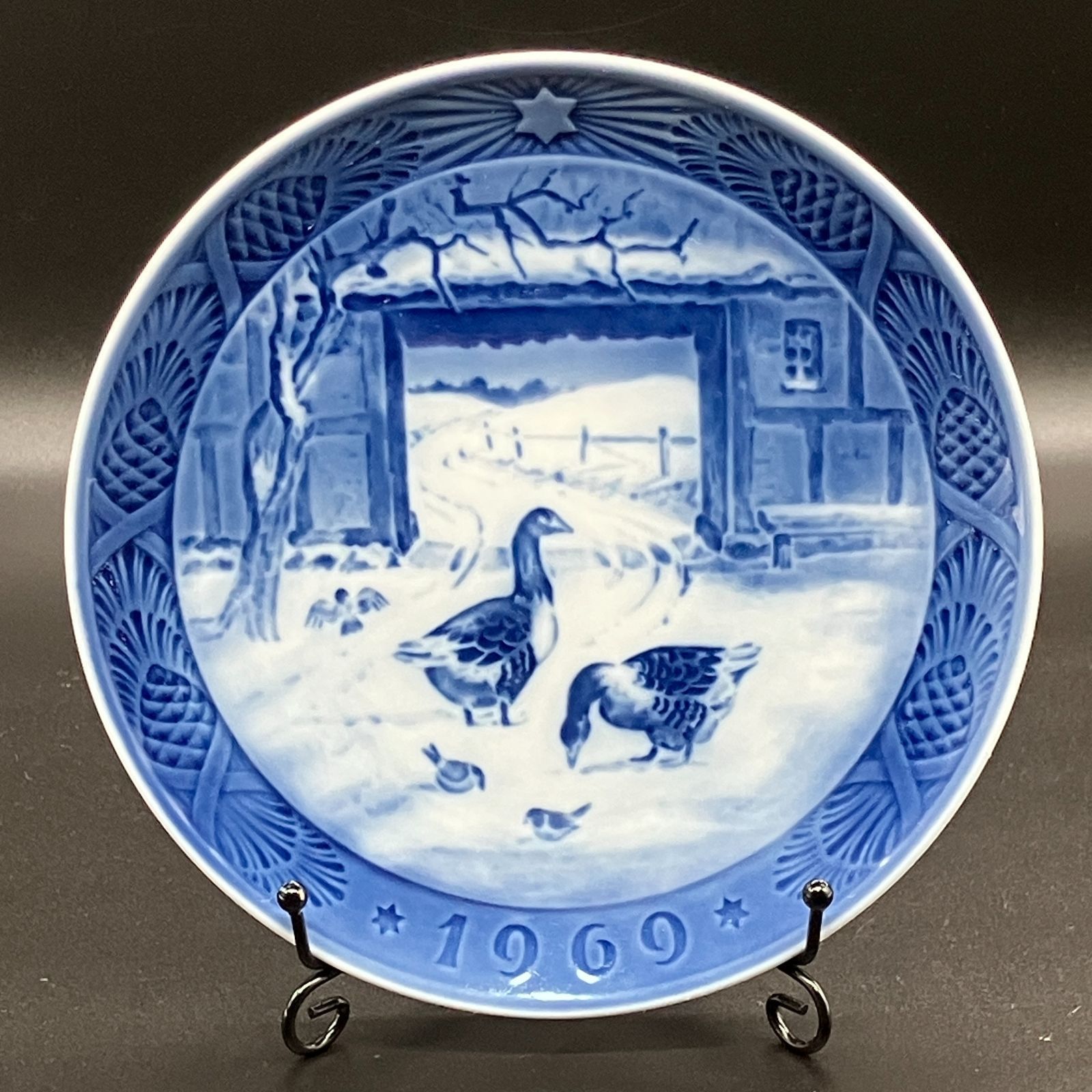 ロイヤルコペンハーゲン 1969 年『 古い農家の庭 』 1級品 イヤー