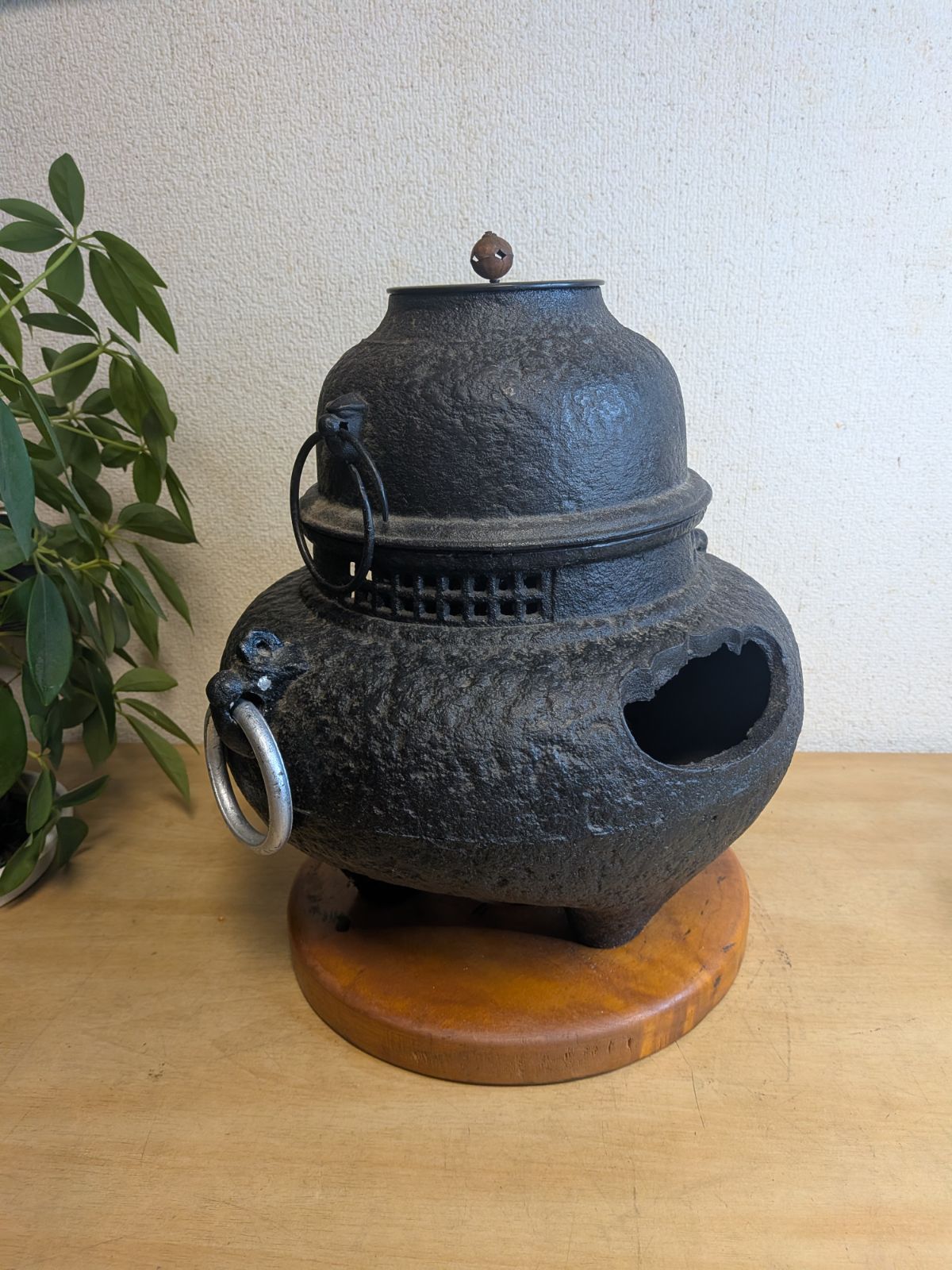 D-壁 茶道具 茶釜 風炉釜 鉄瓶 鉄釜 蓋付 時代物 古美術 骨董品 レトロ 茶道具 鉄製 鬼面風炉 切合釜 茶釜 セット 木製台座付き 風炉釜 朝鮮
