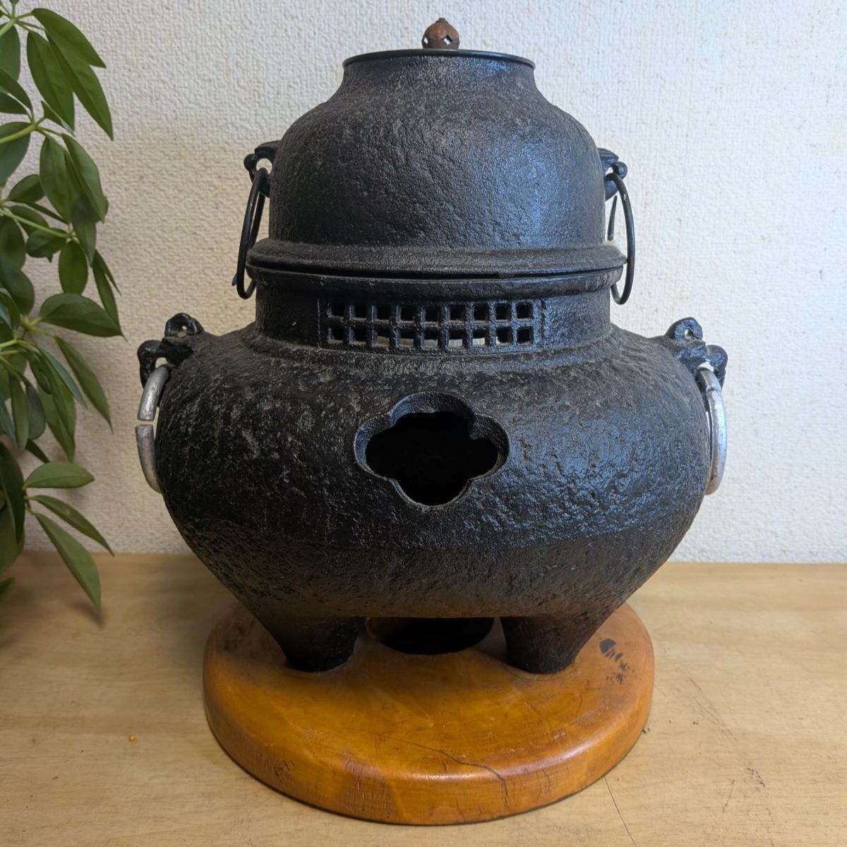 古道具 茶道具 鉄製 茶釜 風炉用 釜環付 ガーデニング アンティークシャビー錆 茶道具 鉄製 鬼面風炉 切合釜 茶釜 セット 木製台座付き 風炉釜 朝鮮