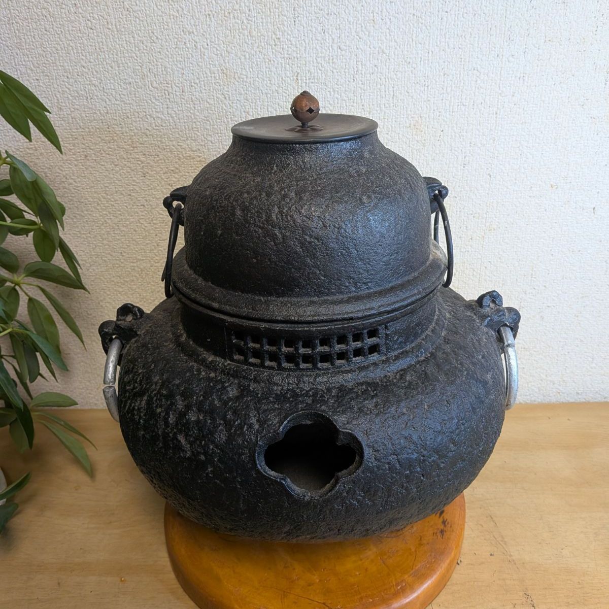 茶釜 風炉釜 釜環付き　格子透鬼面風炉　織部　敷板セット　あじろ鉄 茶道具 鉄製 鬼面風炉 切合釜 茶釜 セット 木製台座付き 風炉釜 朝鮮