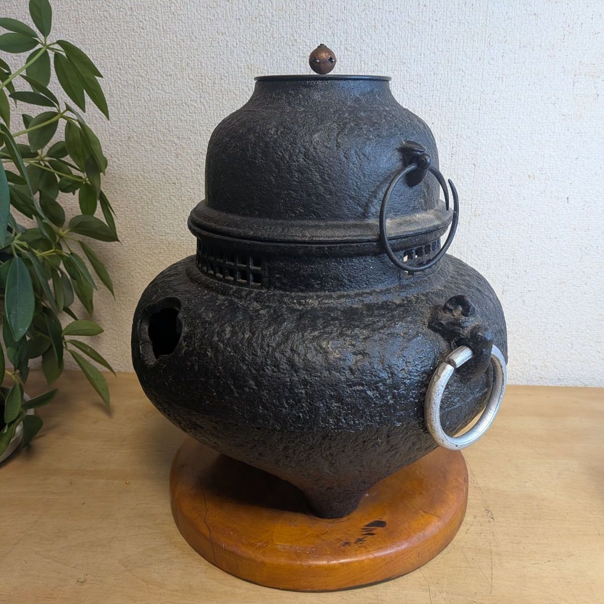 茶道具 鉄製 鬼面風炉 切合釜 茶釜 セット 木製台座付き 風炉釜 朝鮮