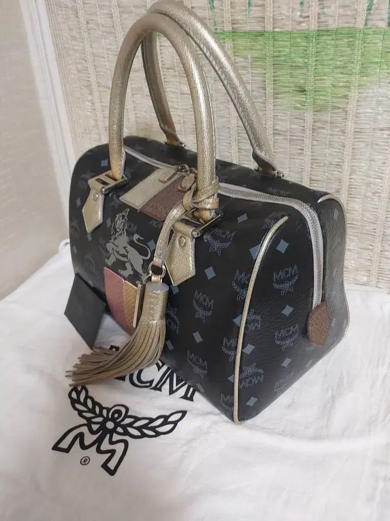 正規品) MCM ヴィセトス トラベルバッグ ブラック + タッセル装飾 17,332円