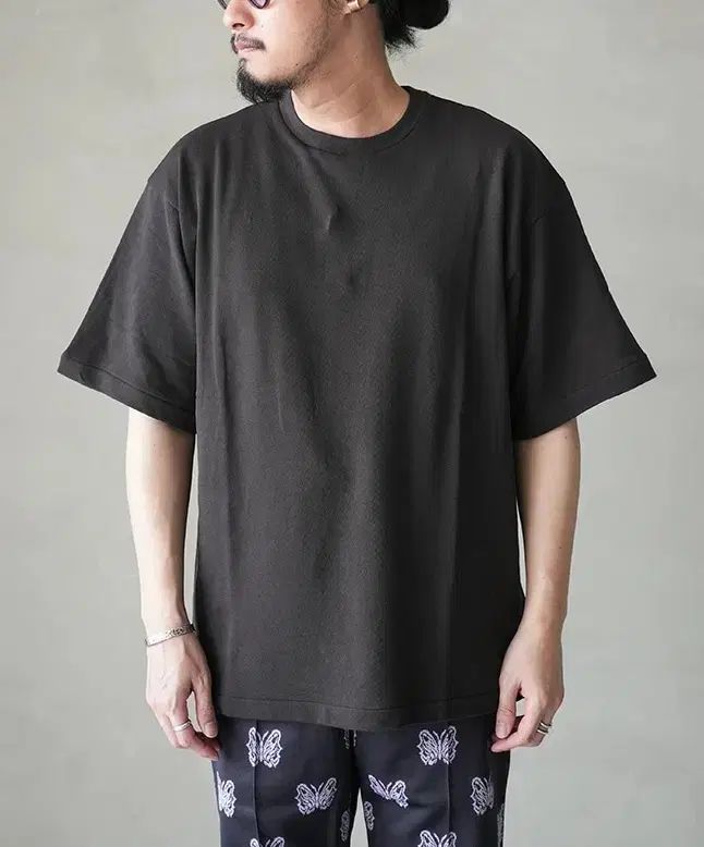 KAPTAIN SUNSHINE (キャプテンサンシャイン) スビン (CHOI SUBIN・チェスビン) プレイ (PLAY) チュール (シャ) 半袖 Tシャツ インク (INK) ブラック (BLACK)