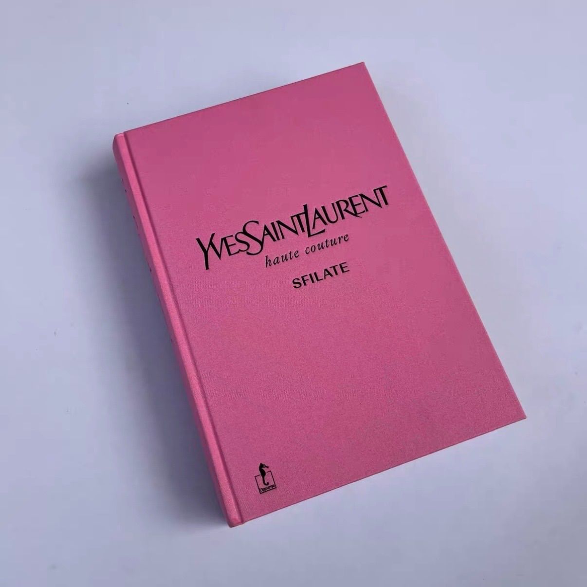 Yves Saint Laurent SFILATE Catwalk イヴ・サンローラン オートクチュール完全図録 イタリア語原版 1962-2002 ハオトクチュールショー写真集 L'ippocampo刊 ファッション参考本 ハードカバー洋書