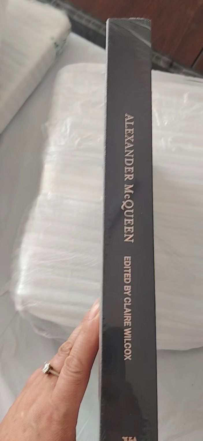 Alexander McQueen Savage Beauty アレキサンダー・マックイーン 回顧