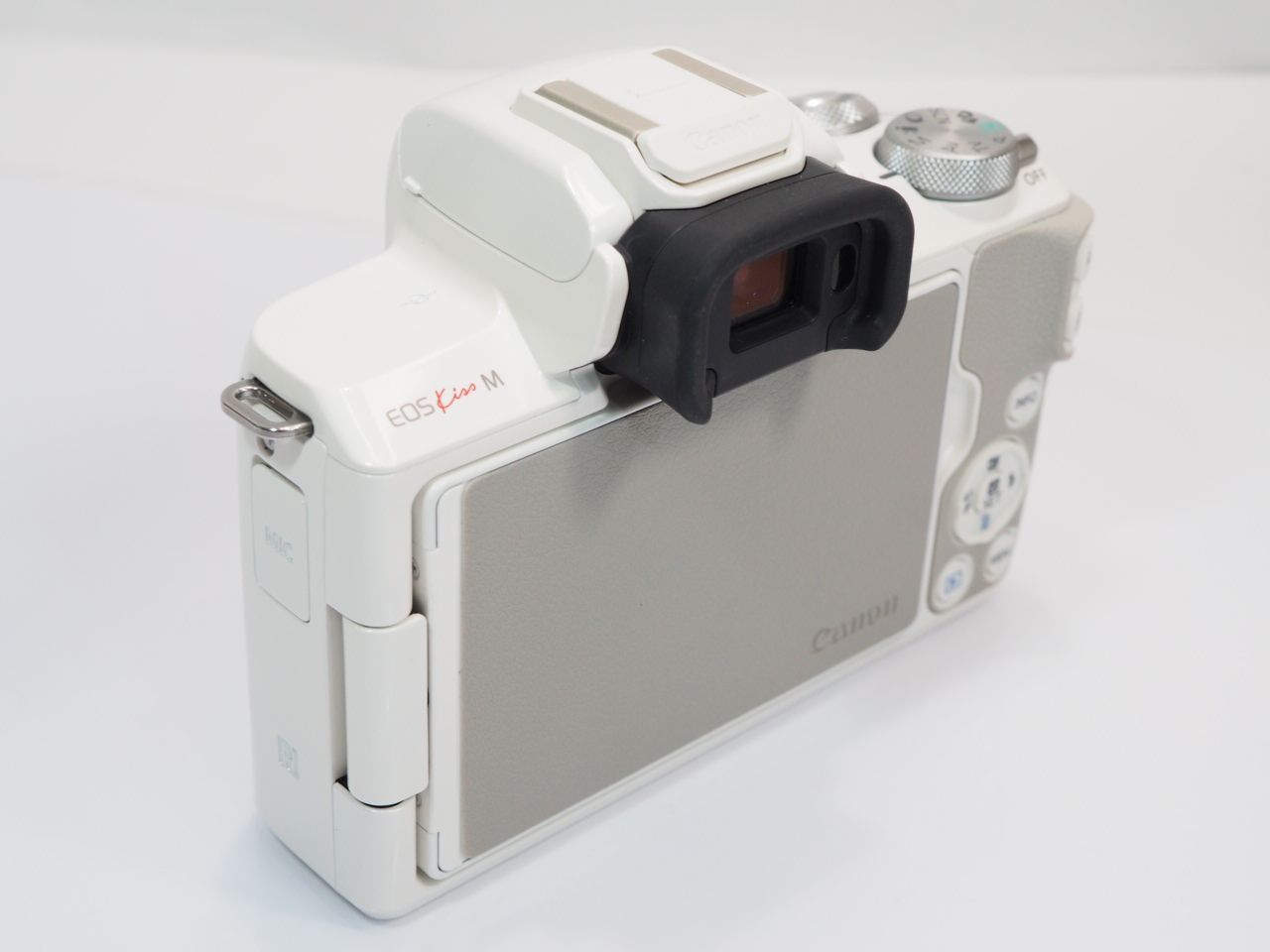 送料無料 【 美品 】Canon EOS Kiss M ホワイト 15-45mmSTM 55-200mm