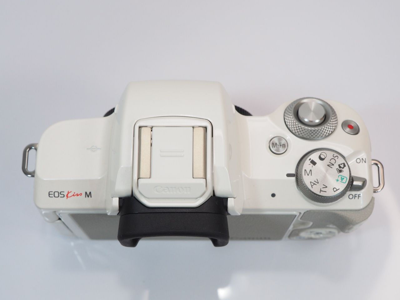 送料無料 【 美品 】Canon EOS Kiss M ホワイト 15-45mmSTM 55-200mm