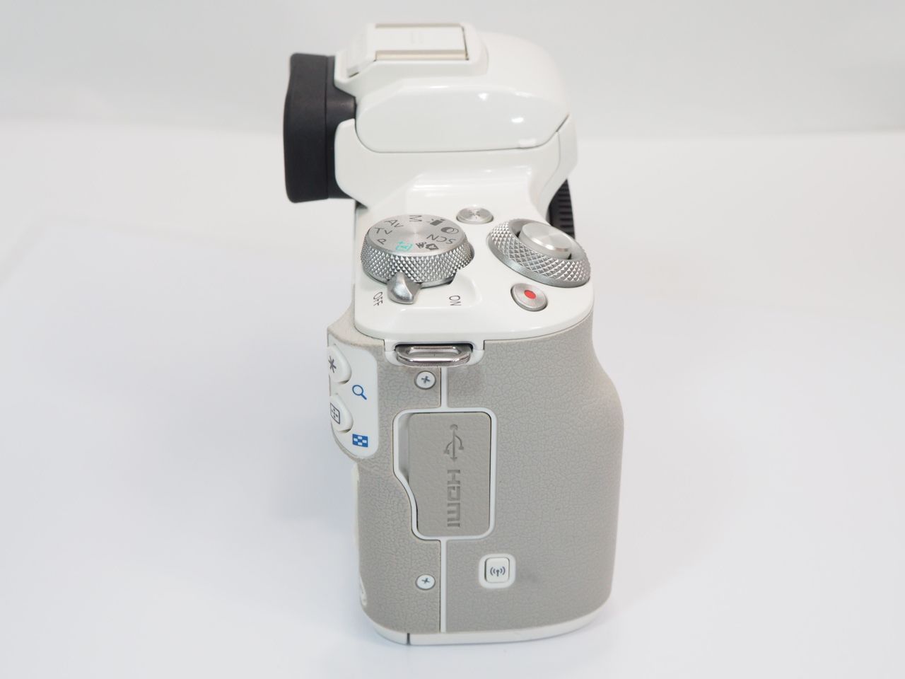 送料無料 【 美品 】Canon EOS Kiss M ホワイト 15-45mmSTM 55-200mm