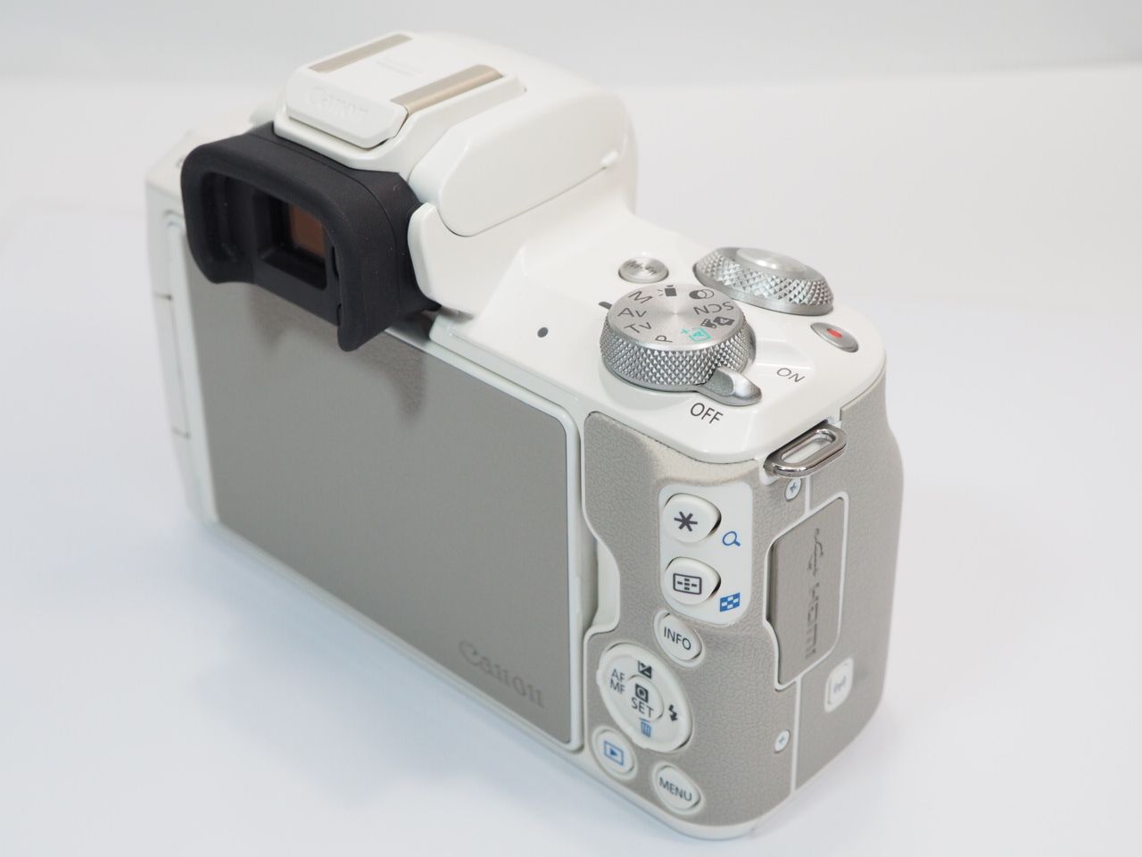 送料無料 【 美品 】Canon EOS Kiss M ホワイト 15-45mmSTM 55-200mm