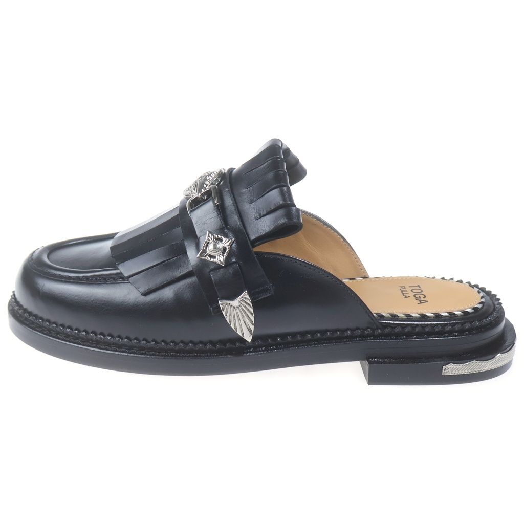 TOGA PULLA (トーガ プルラ) METAL PARTS MULE TASSEL LOAFER メタル