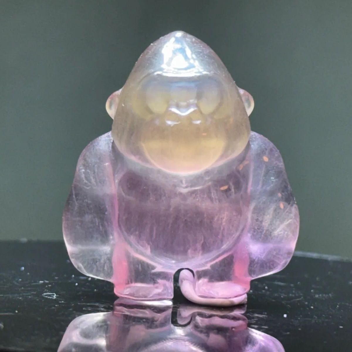 天然 ピンクイエローフローライト ゴリラ 彫刻 オブジェ 置物