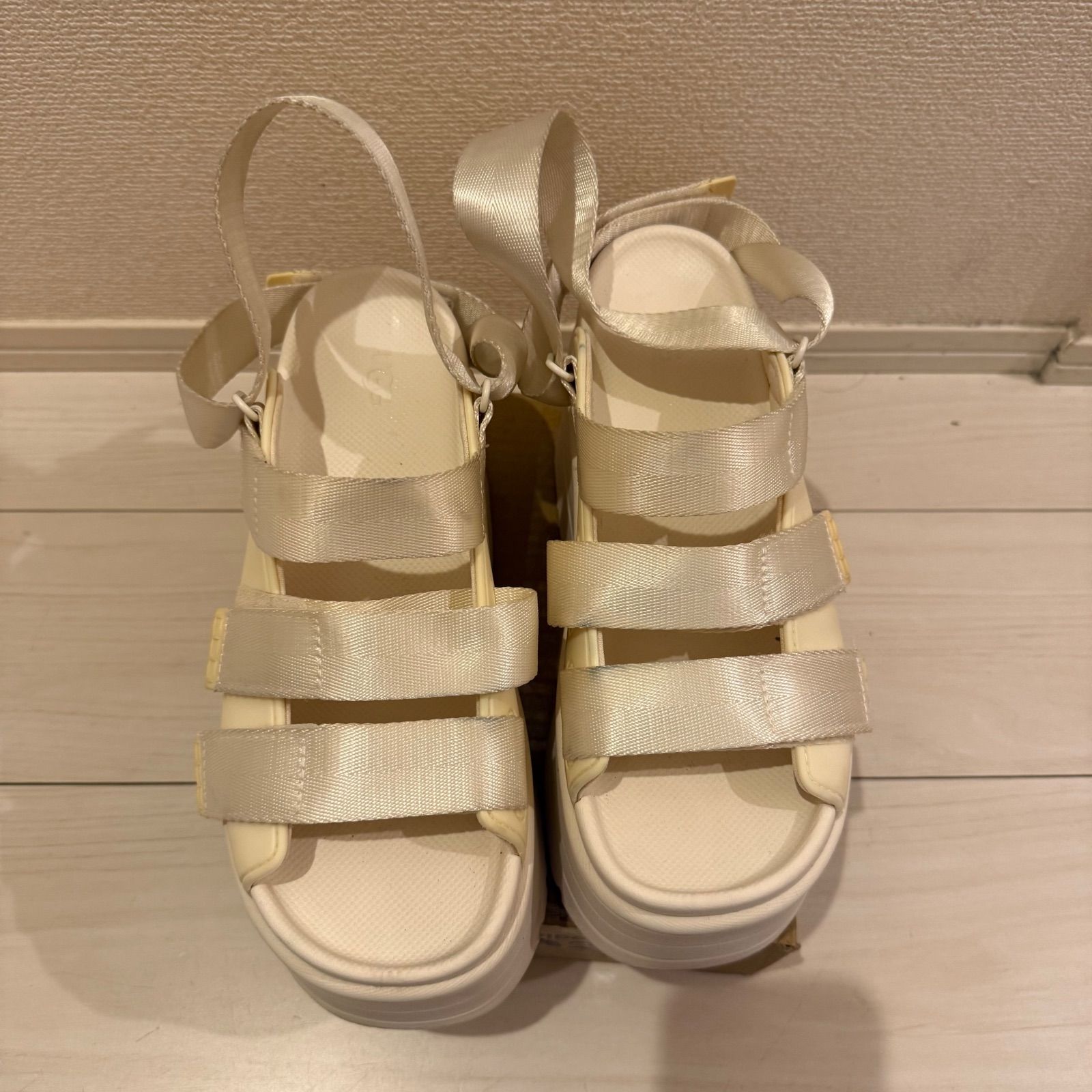値下げ可能！】UGG GOLDENRISE アグ ゴールデンライズ サンダル 厚底