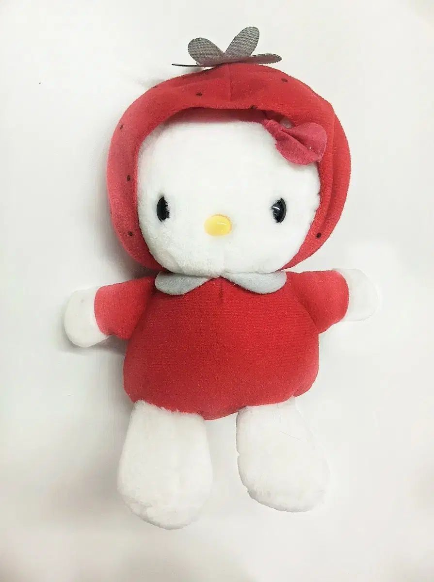 いちご レトロキティー ぬいぐるみ - メルカリ
