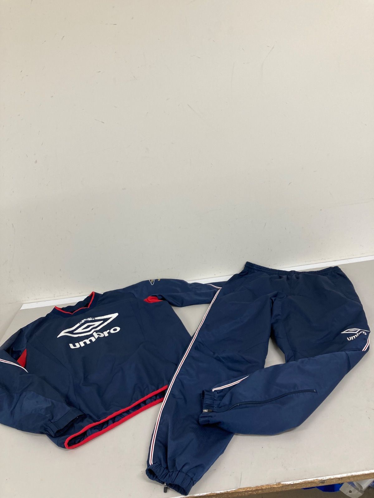 Free Shipping Umbro Umbro Windbreaker Top and Bottom Set Piste Setup Navy Medium Soccer Wear #80723san