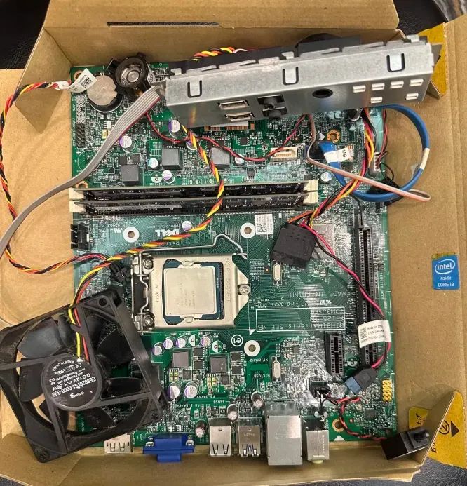 CPU 및 메모리가 장착된 Dell 데스크탑 마더보드 인텔 코어 i3 작동 미확인
