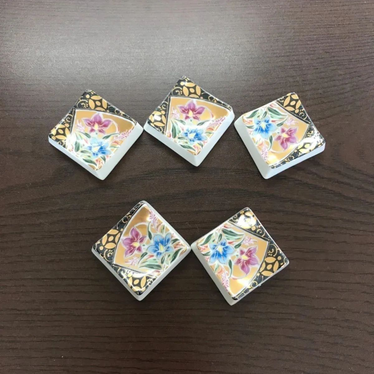 伝統工芸品】『 九谷焼 (くたにやき)』扇面に色鮮やかな草花と金彩が施