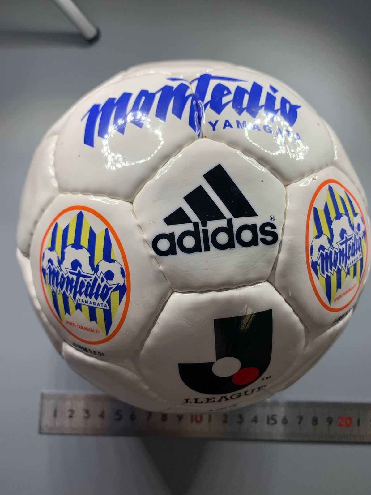モンテディオ山形　選手サイン入りサッカーボール モンテディオ山形 1998 サイン入りミニサッカーボール_284070 - メルカリ