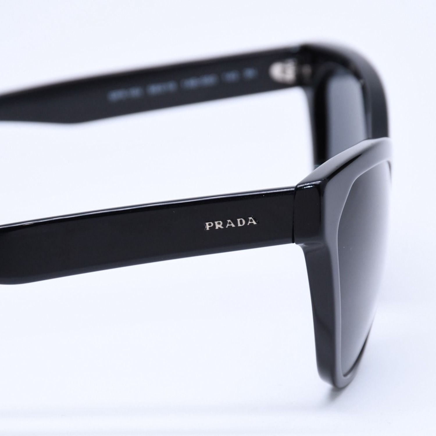 PRADA プラダ サングラス アイウェア キャットアイサングラス SPR 15V サイズ56◻︎19 ブラック シルバーロゴ 美品 中古 4a005168 PRADA プラダ サングラス アイウェア キャットアイサングラス SPR 15V