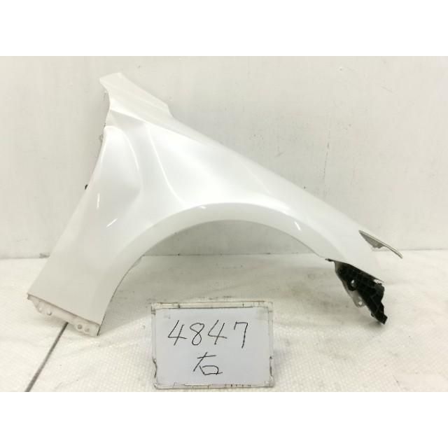 2015年 レクサス IS300h DAA-AVE30 右Fフェンダー 077 パールホワイト系 53801-53170 209790 4847 8,140円