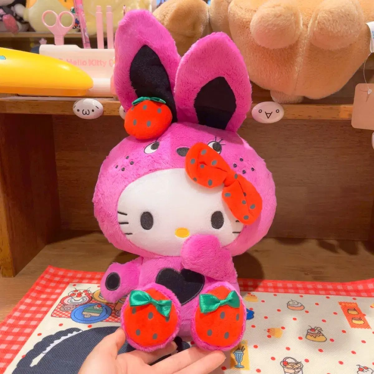 クラシック Sanrio HELLO KITTY いちご うさぎ ぬいぐるみ