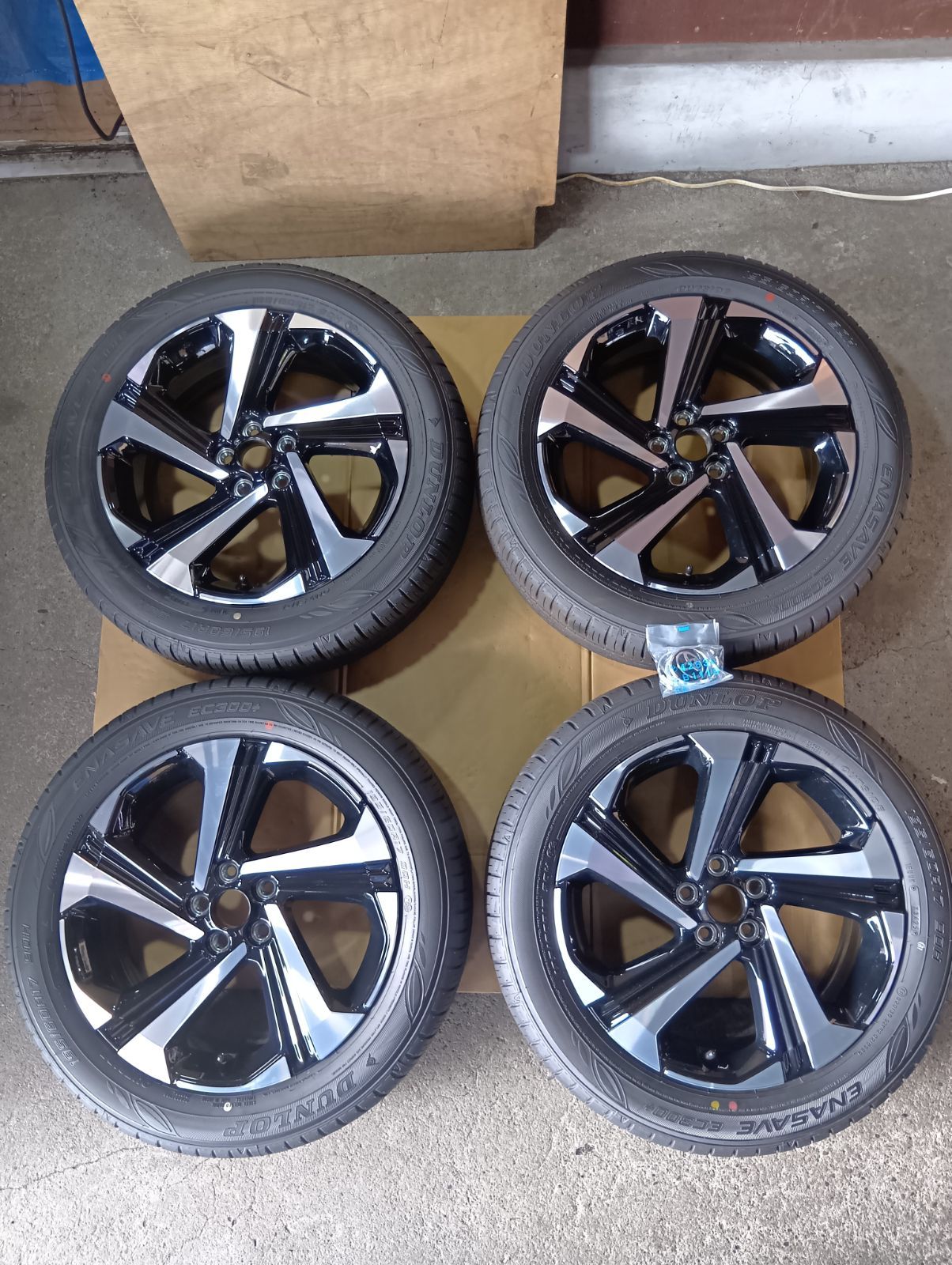 トヨタ ライズ ハイブリッド 納車前外し 195/60R17 アルミホイール