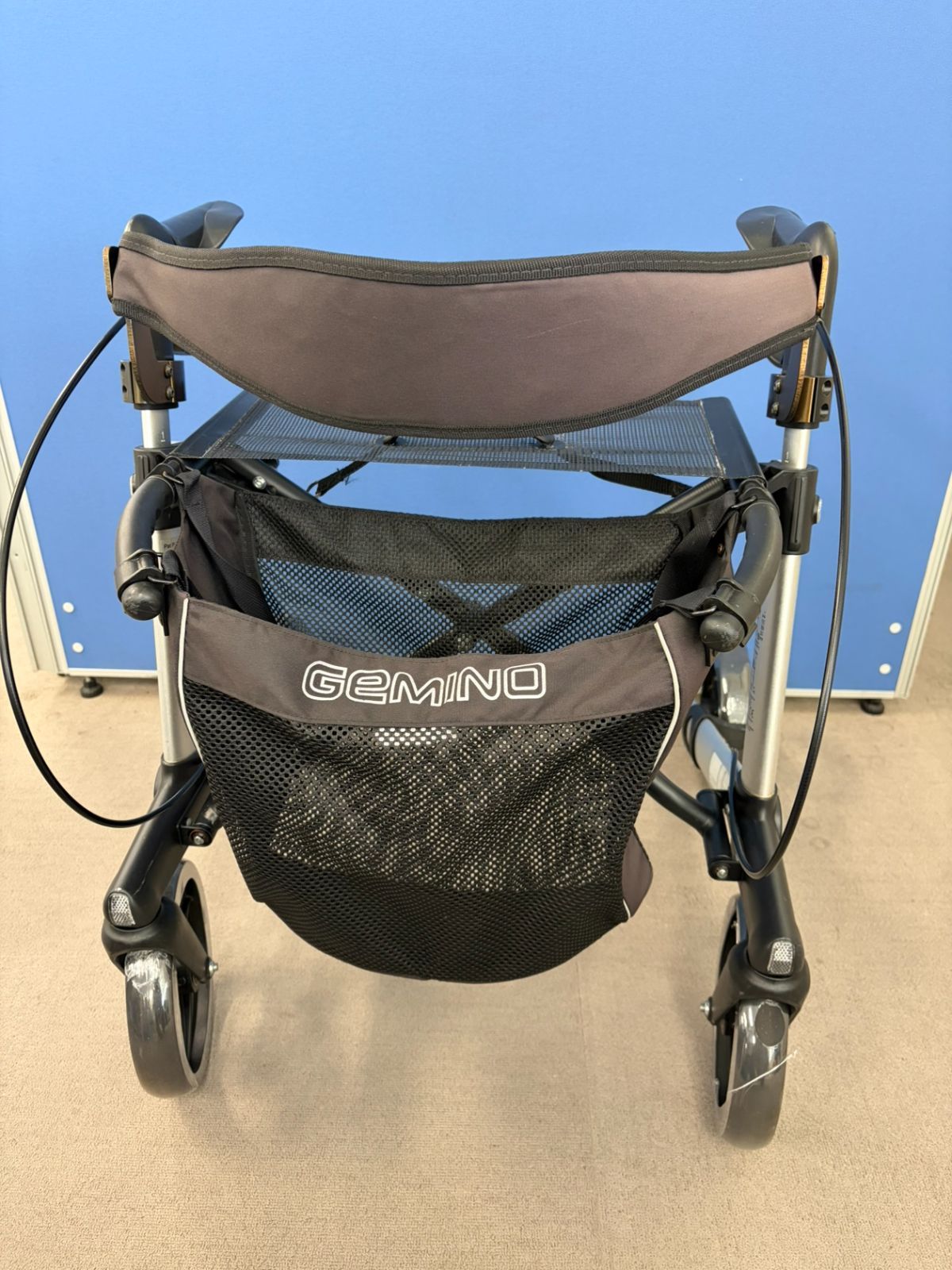 【中古】ハンディウォーク Mサイズ／歩行器／高さ調整可／清拭メンテ済み