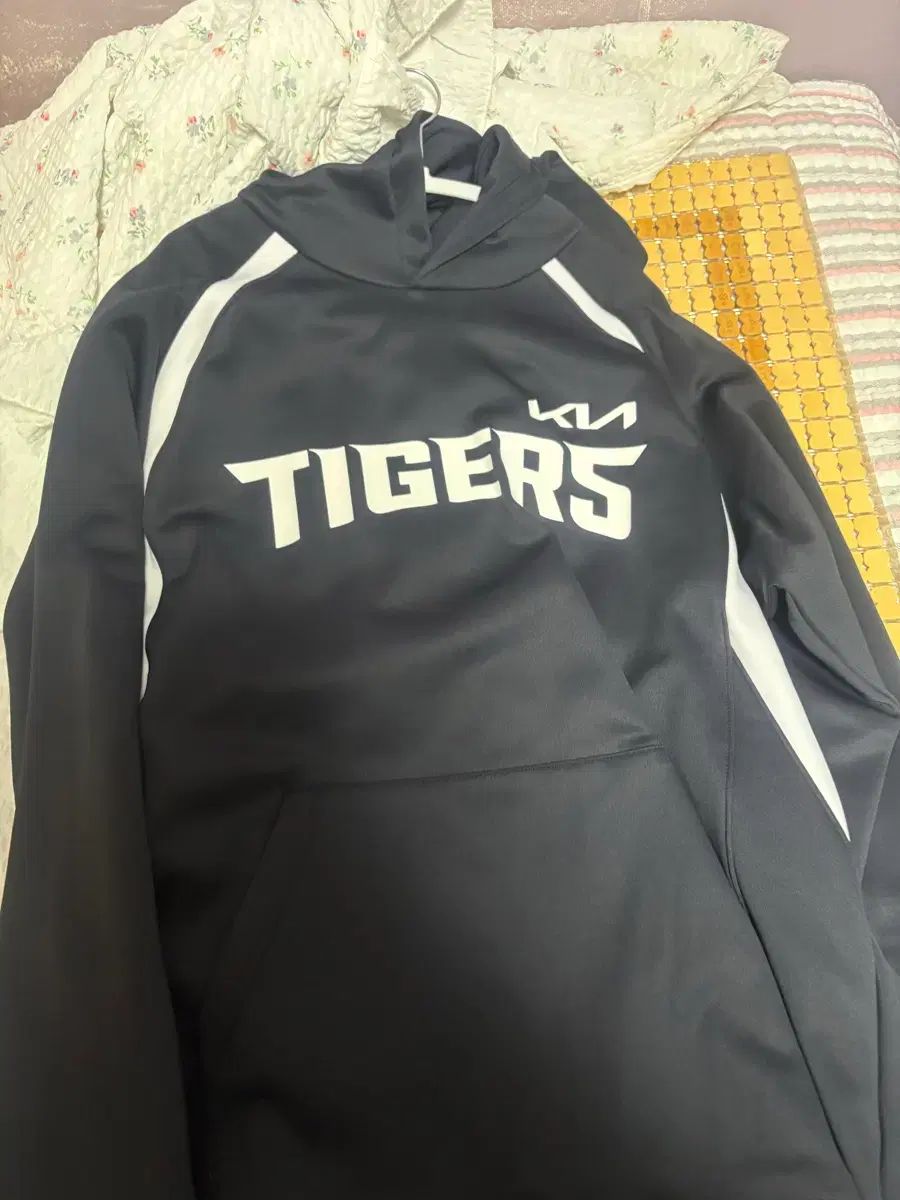 KIAタイガース 26 アセンティック フードTシャツ WHO 110 10,973円