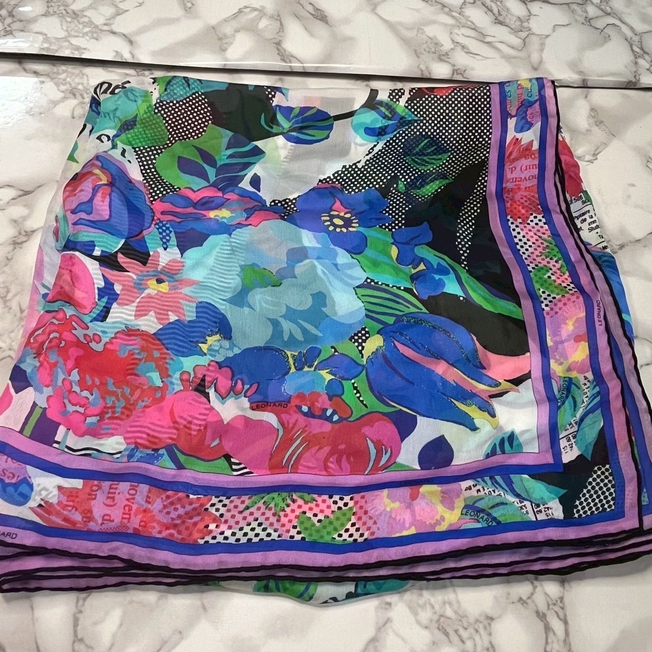 LEONARD レオナール 大判スカーフ シルク100% 花柄 トリム 良品】レオナール LEONARD PARIS シルク100% 花柄 ニュースペーパー柄