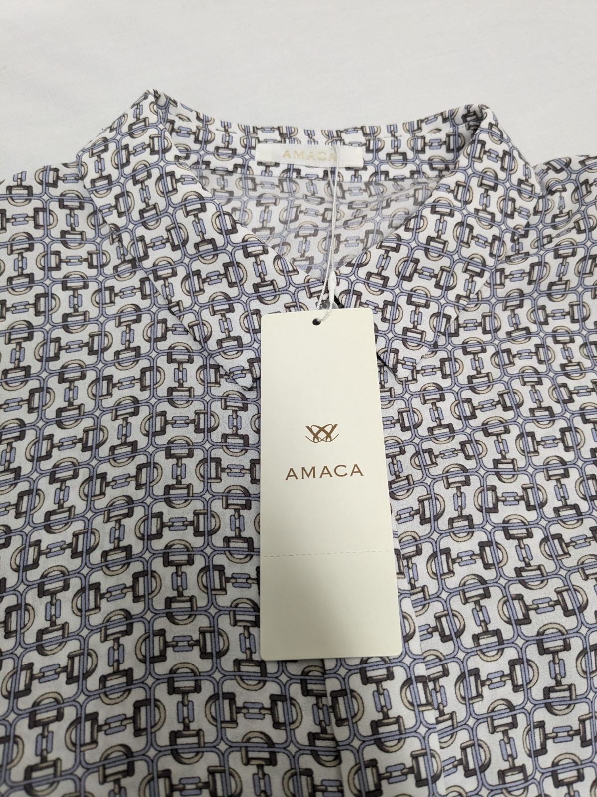 新品タグ付き】アマカ AMACA ビットプリント幾何ブラウス 38 - メルカリ