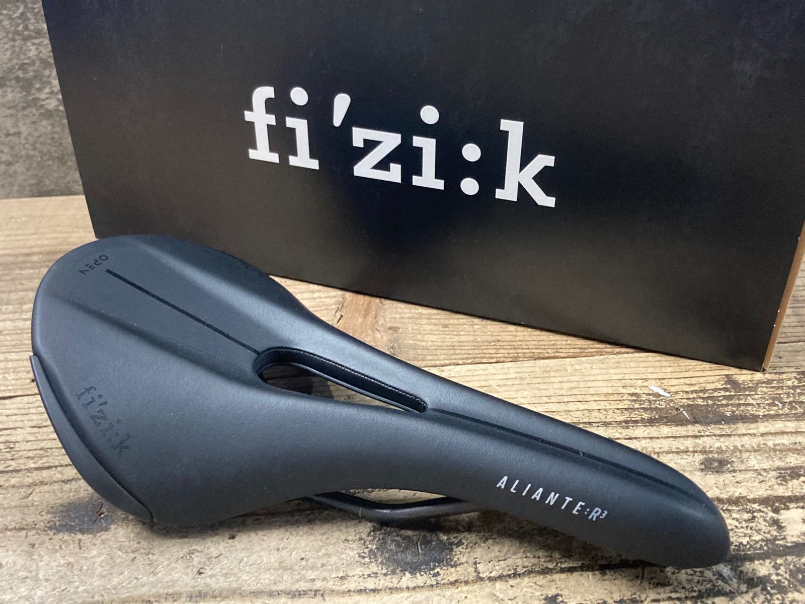 KK391 フィジーク fizik アリアンテ ALIANTE R3 OPEN サドル REGULAR kimuレール 黒