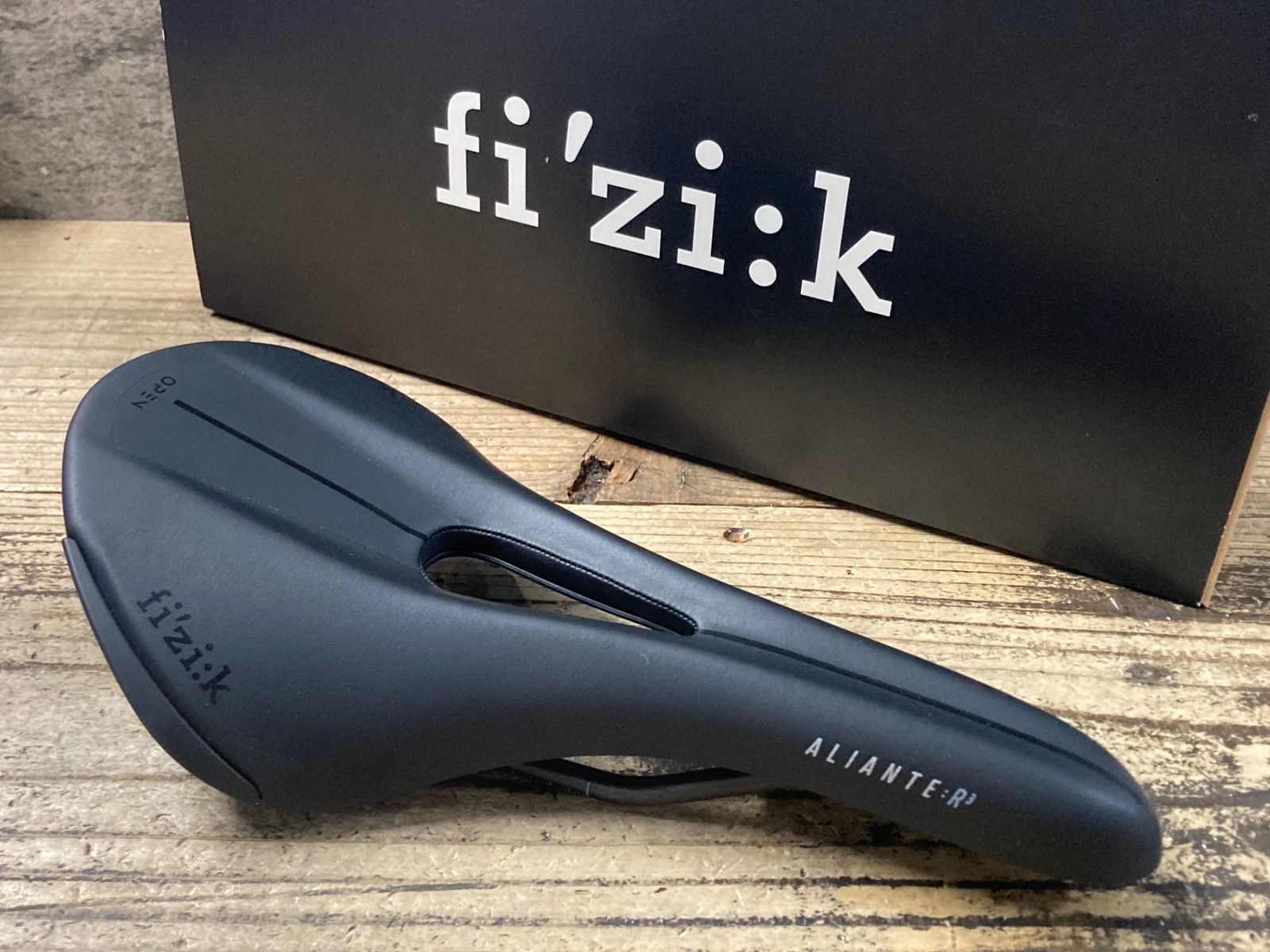 KK392 フィジーク fizik アリアンテ ALIANTE R3 OPEN サドル REGULAR kimuレール 黒