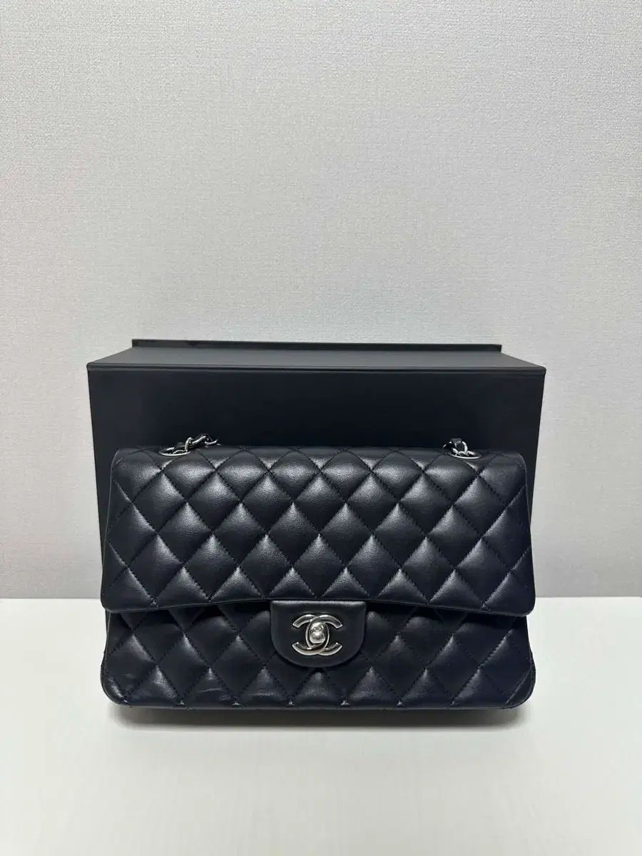 内蔵チップ CHANEL クラシック ラムスキン ミディ フラップバッグ ブラック