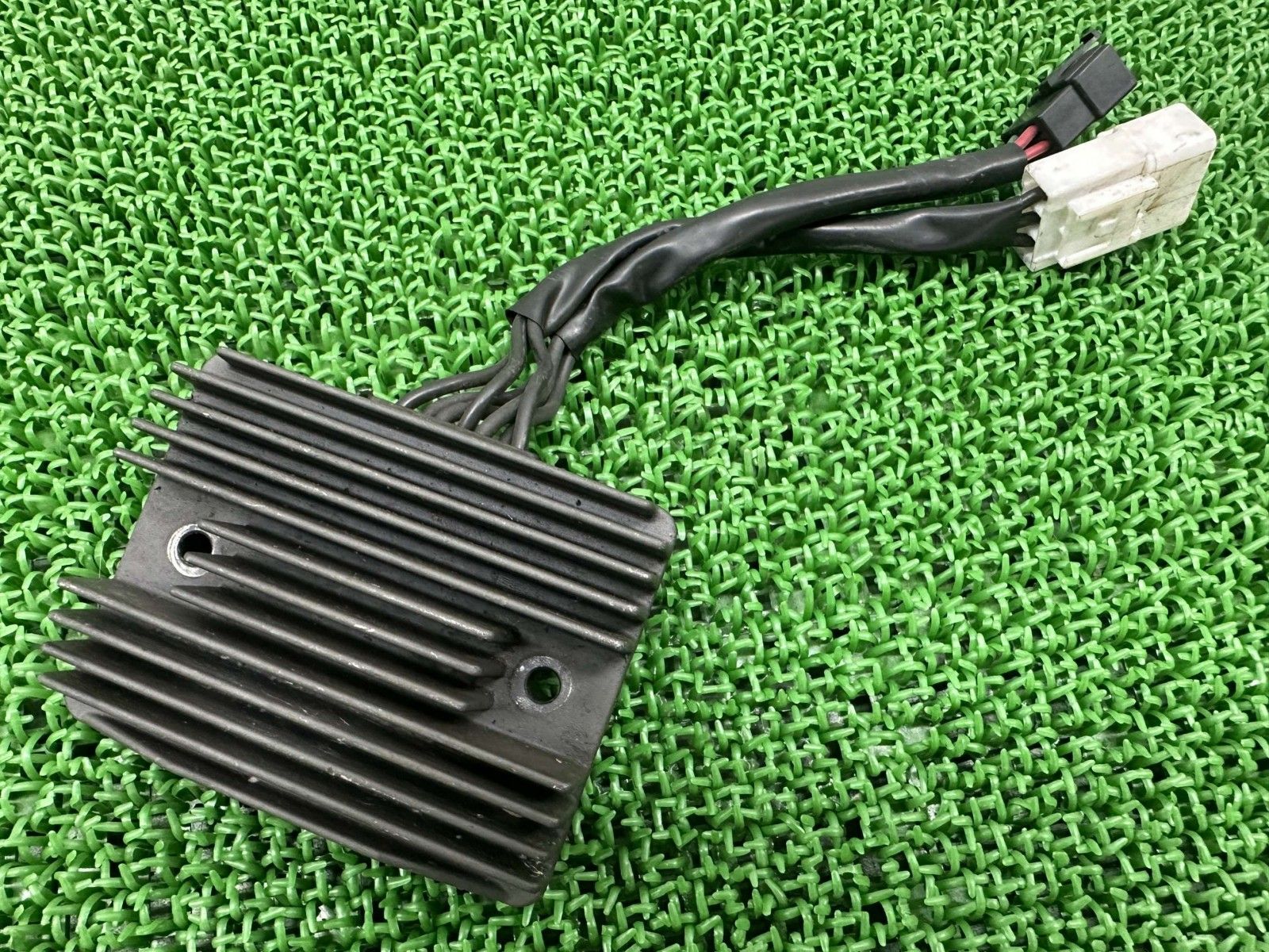 V7IIIストーン レギュレター モトグッチ 純正 中古 レギュレーター 機能的問題なし gP