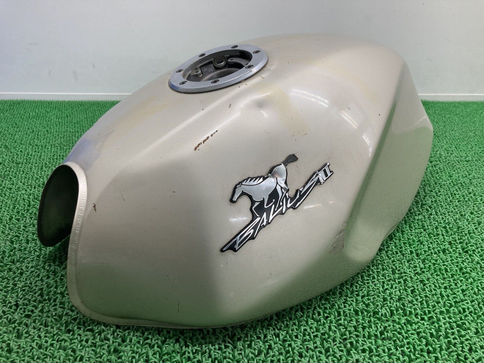 バリオスII タンク シャンパンG カワサキ 純正 中古 ZR250B BALIUS