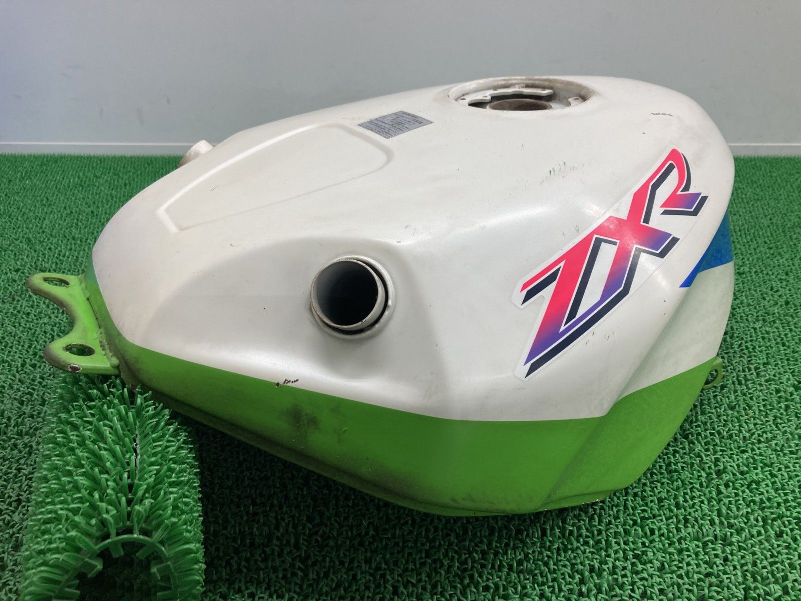 ZXR750 タンク パール/白/緑 カワサキ 純正 中古 ZX750J 92年カラー