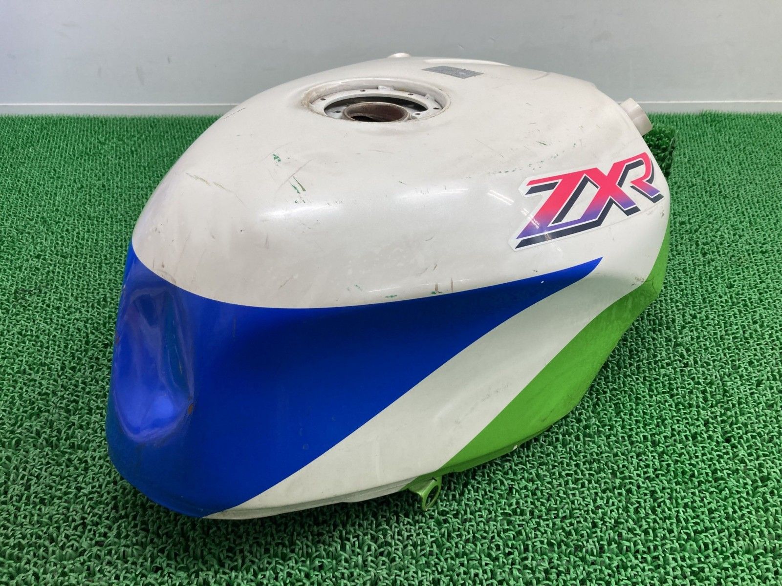 ZXR750 タンク パール/白/緑 カワサキ 純正 中古 ZX750J 92年カラー 修復素材に Mf ZXR750 タンク パール/白/緑 カワサキ 純正 中古 ZX750J 92年カラー