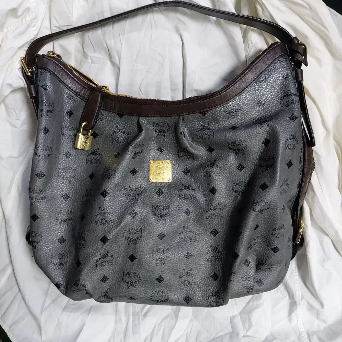 MCM ヴィセトス グレー ショルダーバッグ