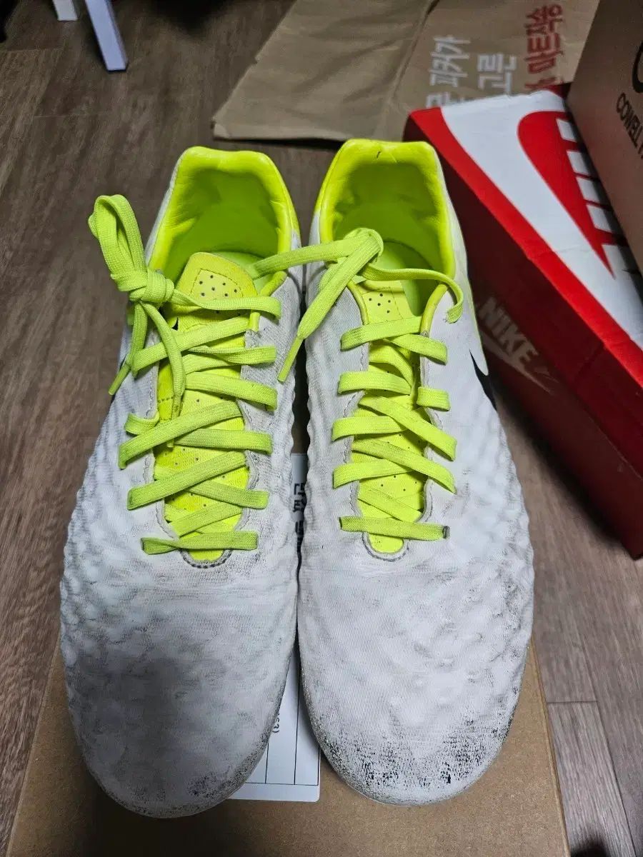 ナイキ マジスタ サッカーシューズ 270