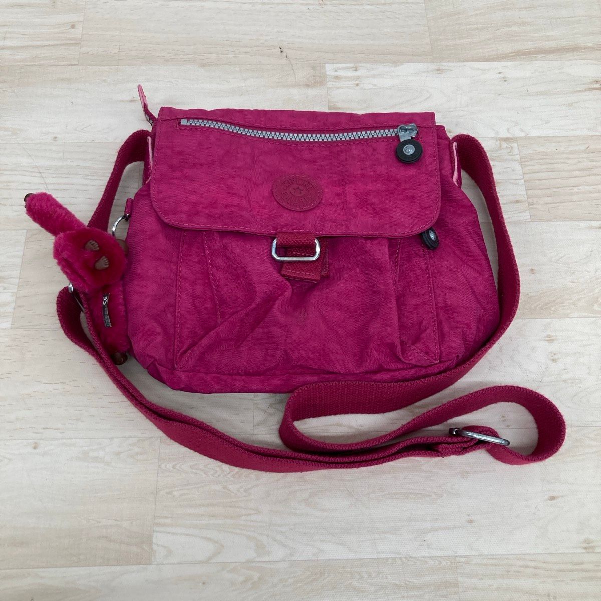 美品 kipling/キプリング ショルダーバッグ 斜め掛け マゼンタピンク系 