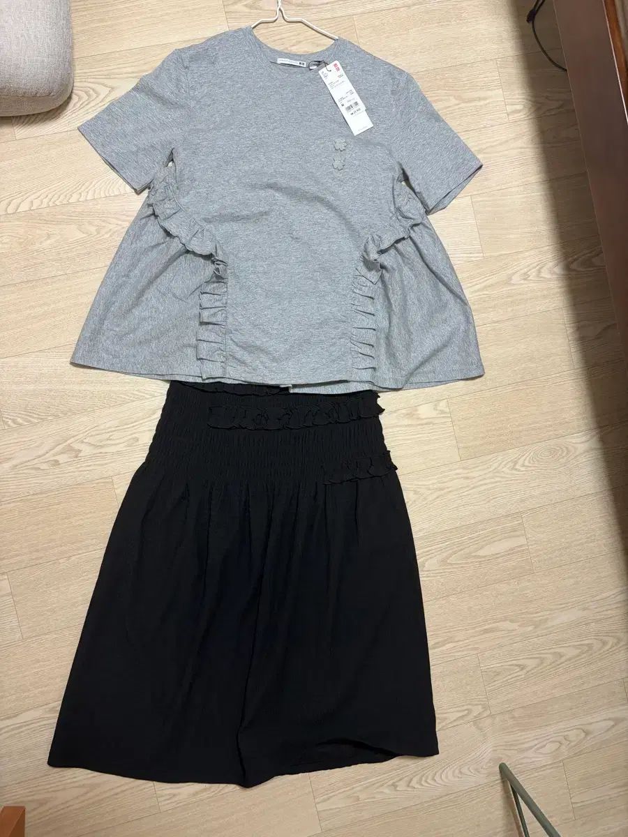 ユニクロ セシリーバンセン フリルTシャツ(M)&シャーリングスカート(S) セット
