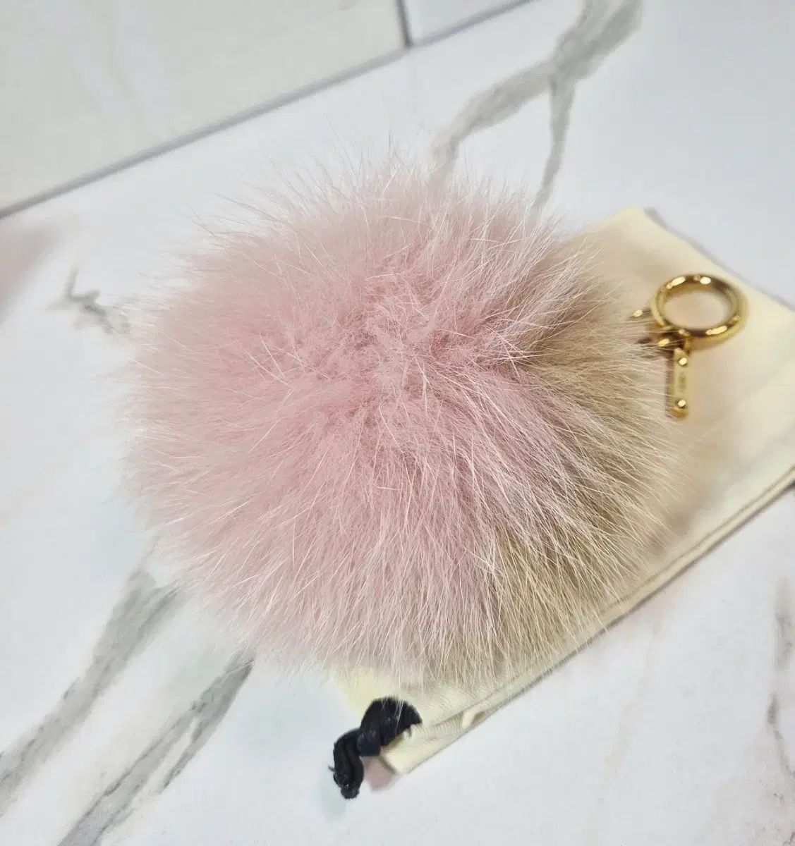 【新品未使用】FENDI ファーチャーム　ピンクベージュ 正規品) FENDI フェンディ ベージュ/ピンク ツートン バッグチャーム