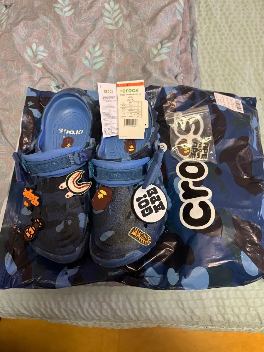 A BATHING APE® X Crocs® カモフラージュ サンダル ブルー 290