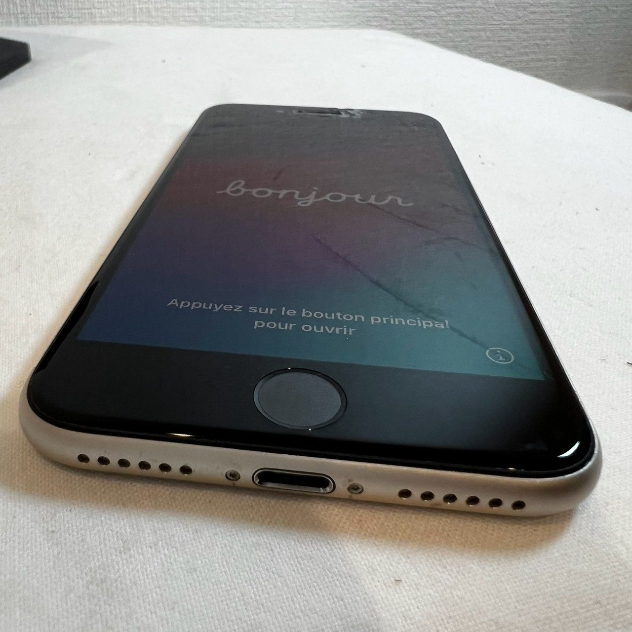 Apple iPhone SE 第3世代 64GB スターライト SIMフリー バッテリー87
