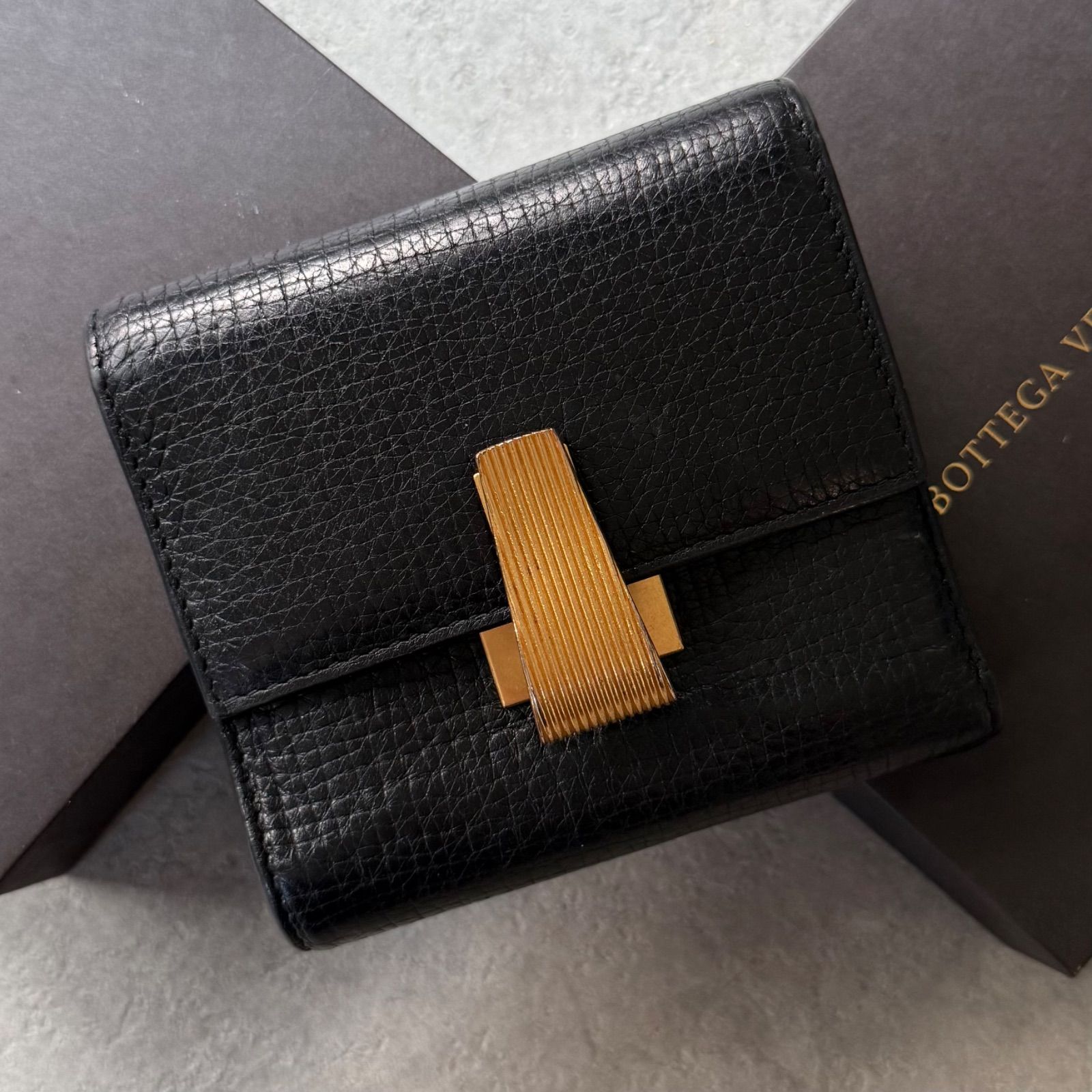 BOTTEGA VENETA ボッテガ ヴェネタ パルメラート コンパクト レザー ミニ コンチネンタル レザー ブラック ゴールド 三つ折り財布 フック