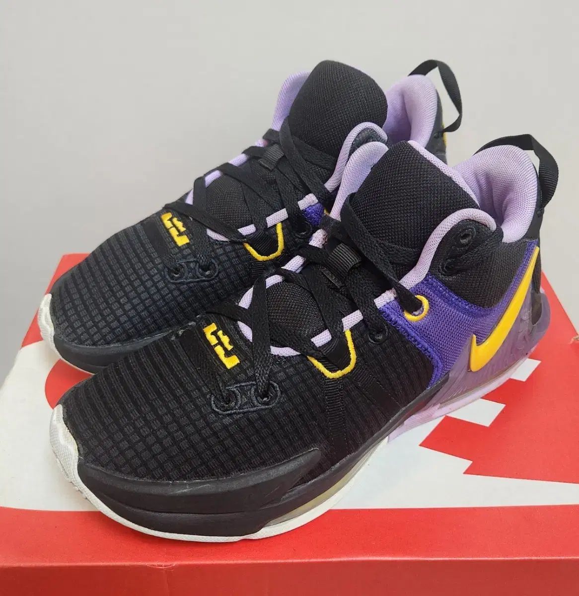 ナイキ レブロン ウィットネス 7 Lakers 265mm バスケシューズ