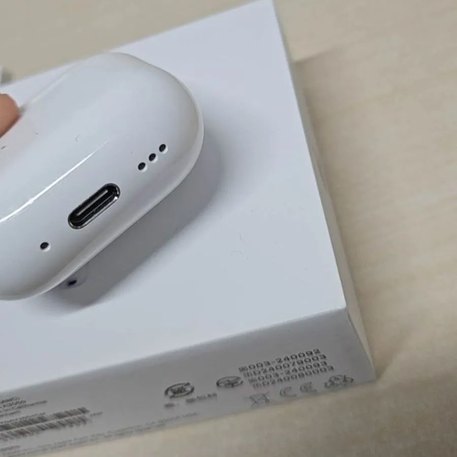 AirPods 4（アクティブノイズキャンセリング搭載モデル）中古品 外箱