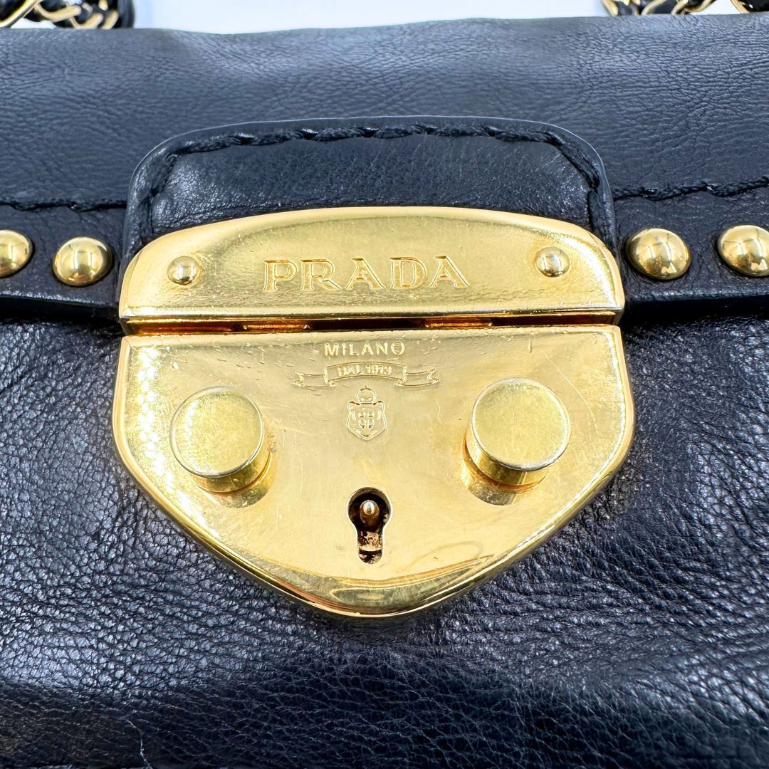 美品】Prada スタッズ レザー チェーンショルダーバッグ - メルカリ