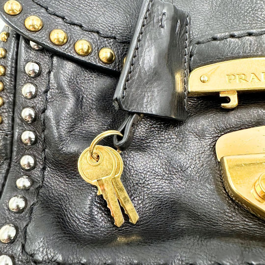 美品】Prada スタッズ レザー チェーンショルダーバッグ - メルカリ